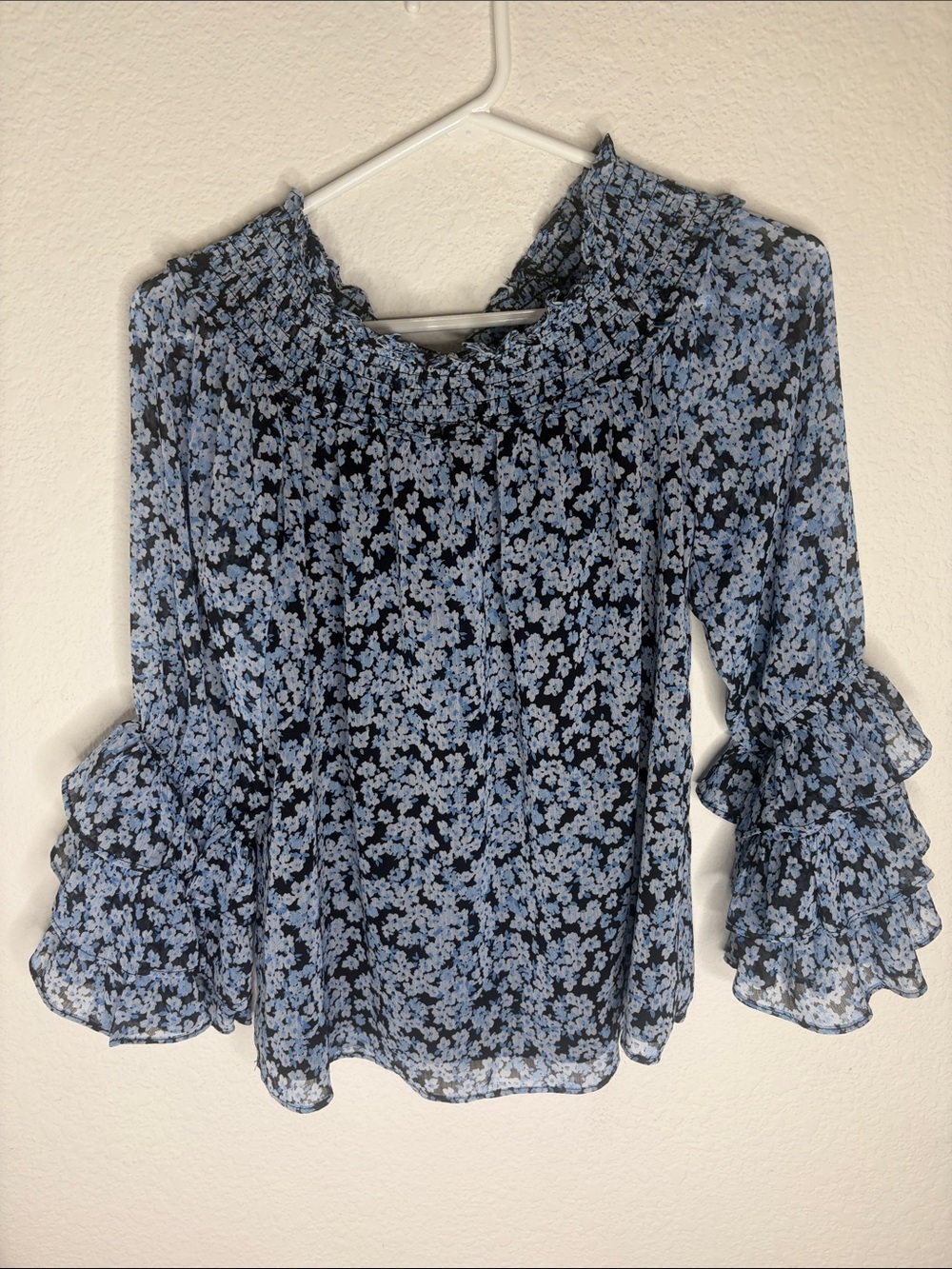 Nwot CeCe Floral Ruffle-Sleeve Women's Top in Light Blue Women’s size small - Picture 2 of 7